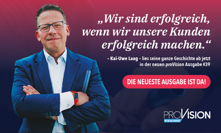 blau direkt CEO Kai Uwe Laag im Anzug mit verschränkten Armen