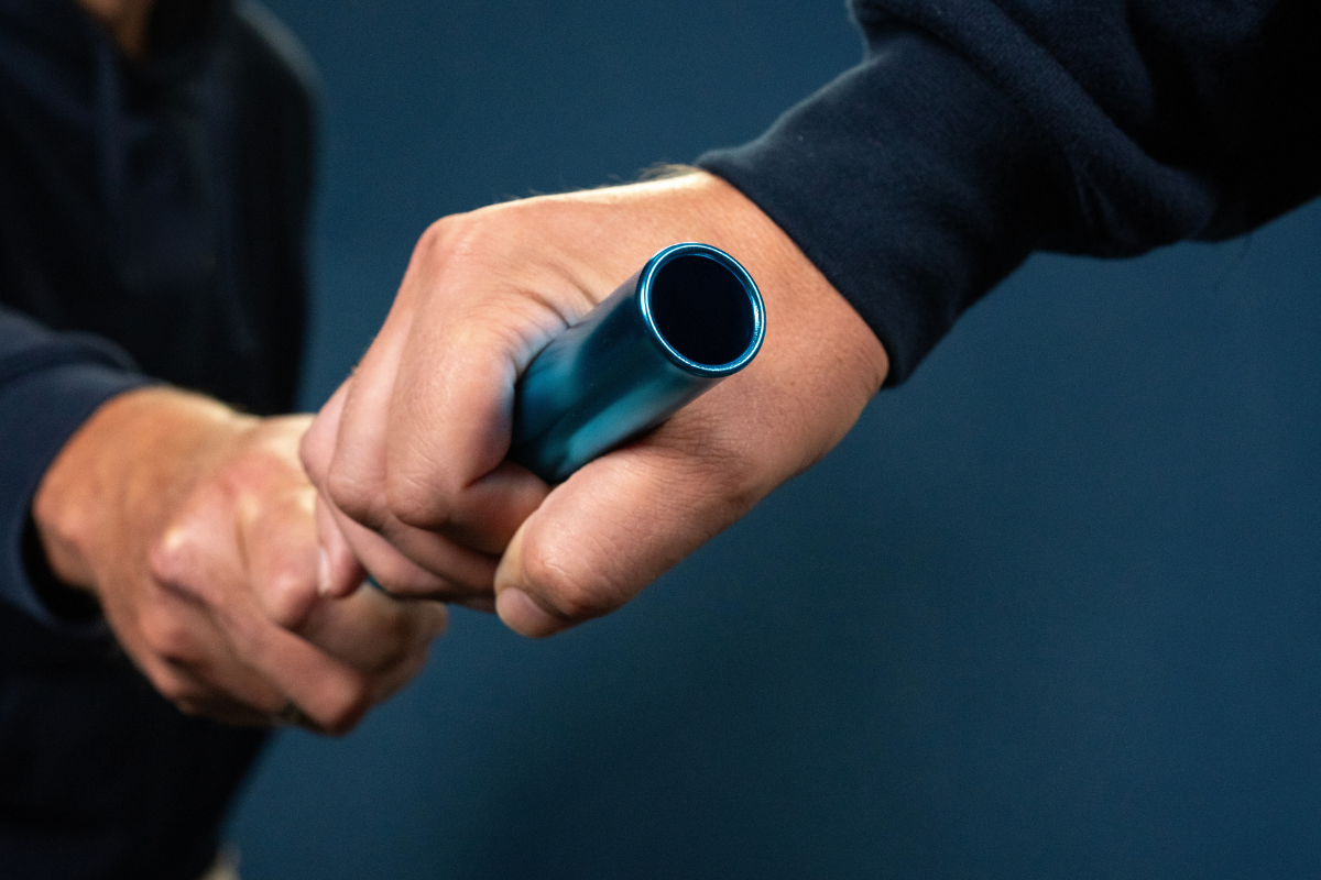 Symbolische Staffelübergabe für die Ruhestandsplanung mit blau direkt