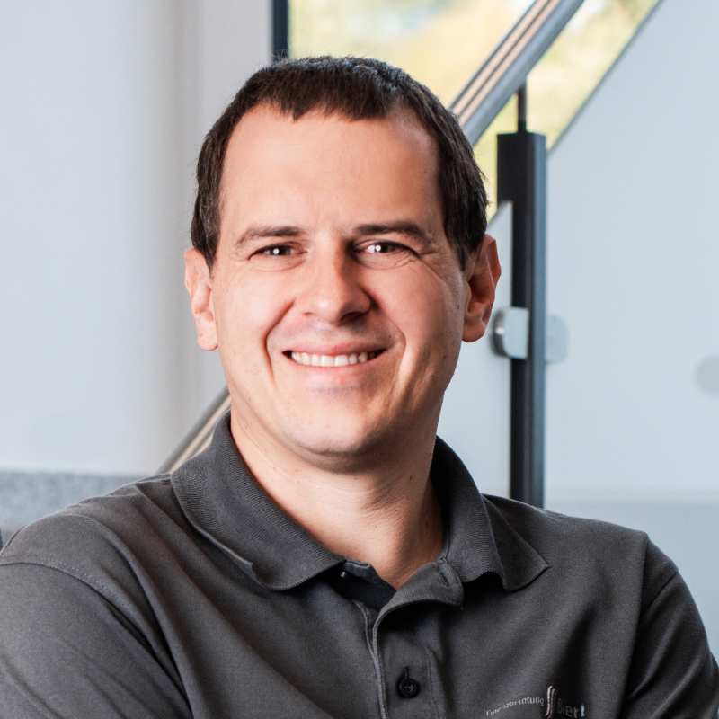 Lächelnder Mann im Polohemd schaut in die Kamera