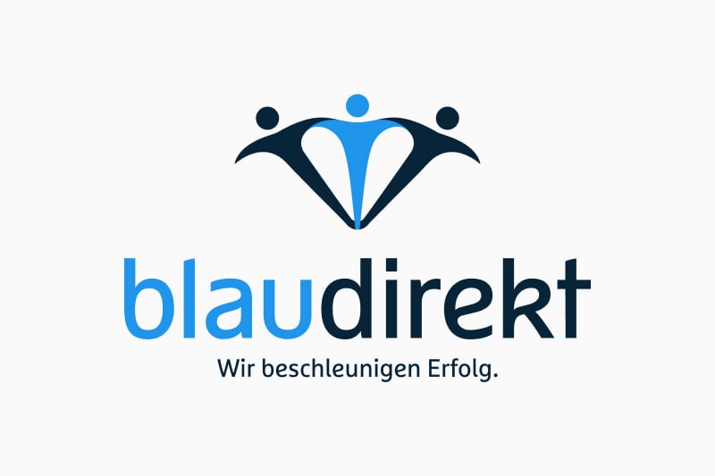 Das Logo besteht aus einem weißen Hintergrund, davor oben das blau direkt Signet in hell-und dunkelblau. Unter dem Signet ist die Wortmarke und darunter den Text Wir beschleunigen erfolg in dunkelblau.