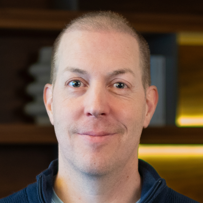 Ein lächelnder Mann.