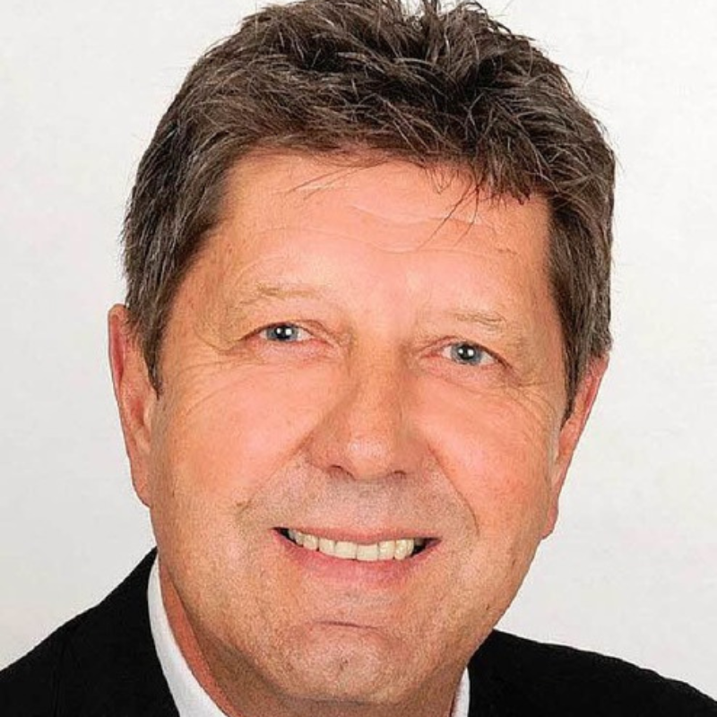 Ein lächelnder Mann.