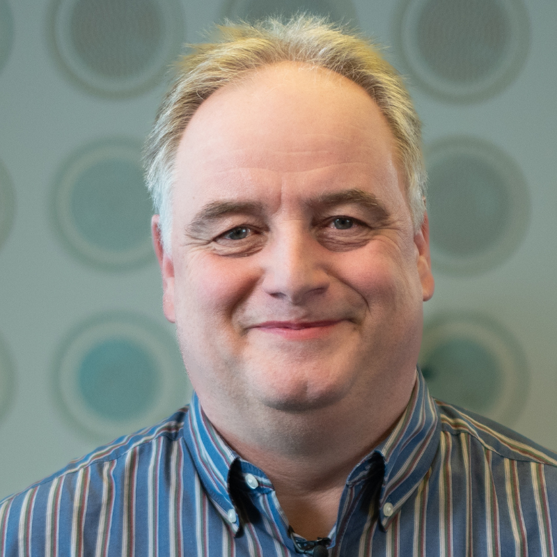 Ein lächelnder Mann mit Hemd.