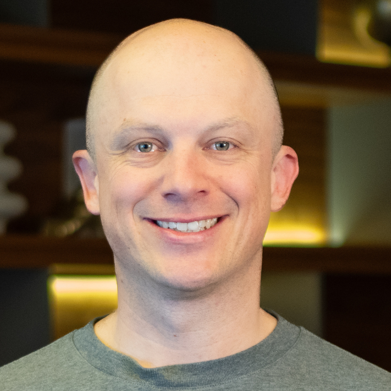 Ein lächelnder Mann.